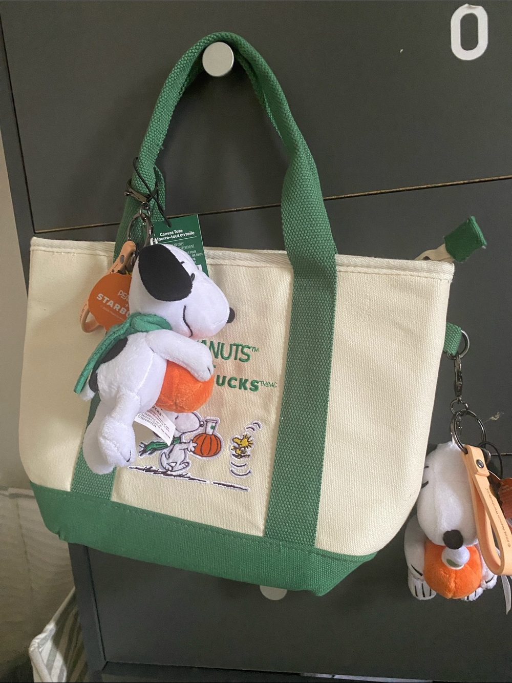 Starbucks Peanuts Canvas Tote Bag in Cream w/ Green  & 2 snoopy keychains NEW